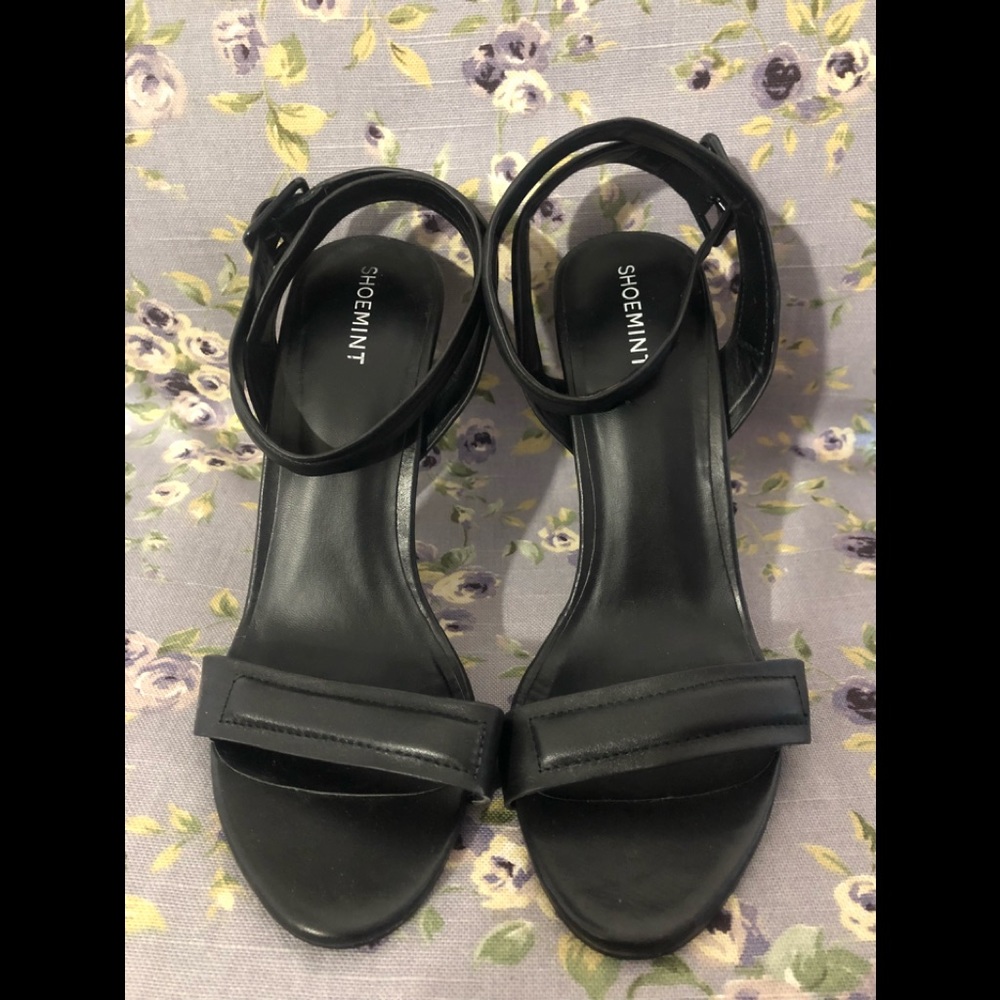 **BRAND NEW** Strappy Heeled Snadals
